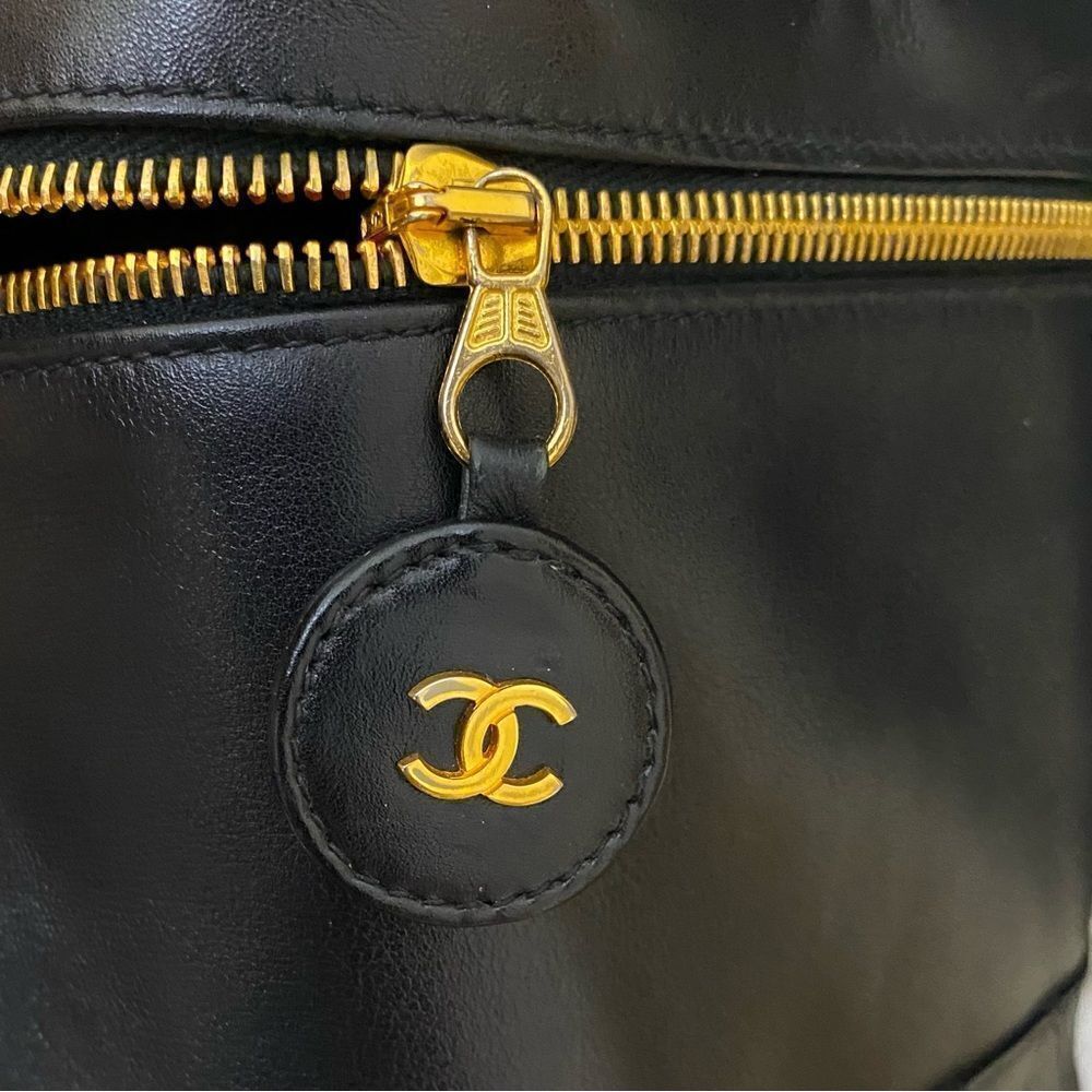 CHANEL CC Bicolore Lambskin Vanity Bag - Picture 9 of 17